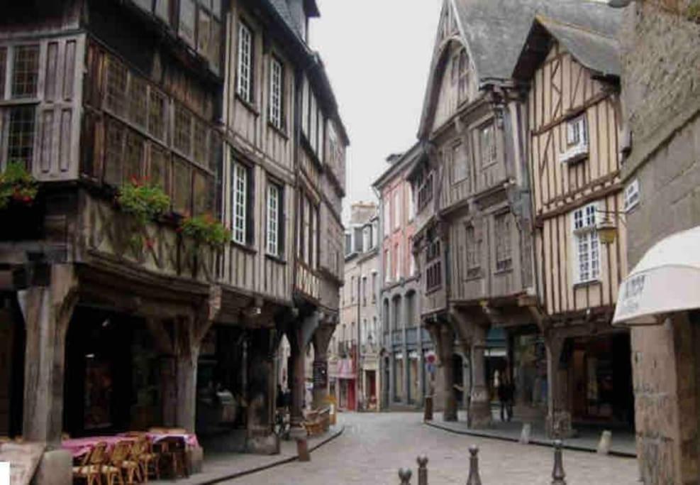 Appartement En Plein Coeur Historique De Dinan Buitenkant foto